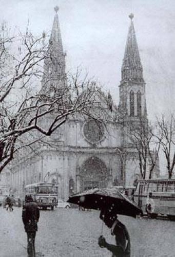 Neve sob a Catedral Nossa Senhora da Luz de Curitiba em 1975