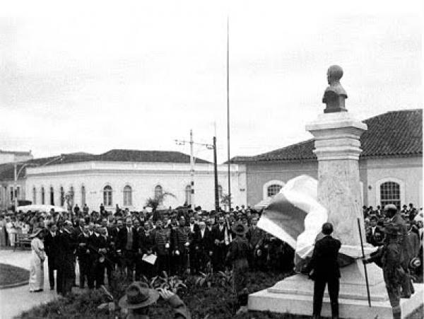 Inaugurando e batizando a praça com o novo nome de Praça Zacarias em 1915