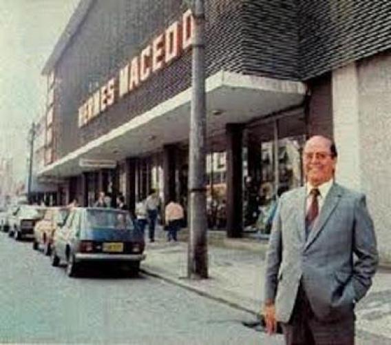O Sr Hermes Macedo em frente a sua loja HM em 1978