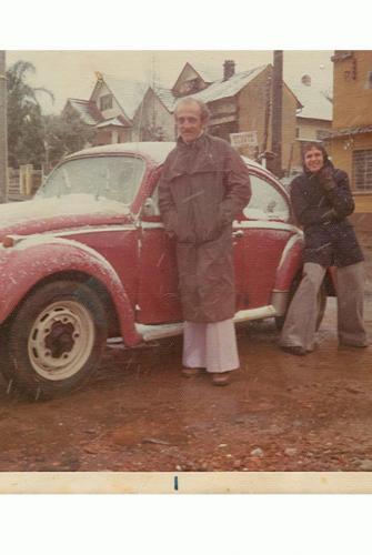 Esquina da João Gualberto com Travessa Luthero em 1975, detalhe das calças boca de sino, sem falar que estava nevando neste dia