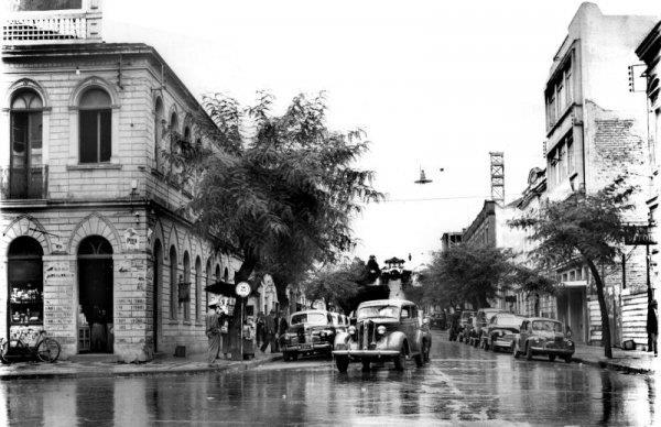 Ébano Pereira vista da Rua XV de Novembro em 1950 com o asfalto molhado pela chuva