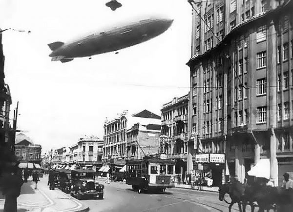 Dirigível Hindenburg sobrevoando Curitiba em 2 de dezembro de 1936