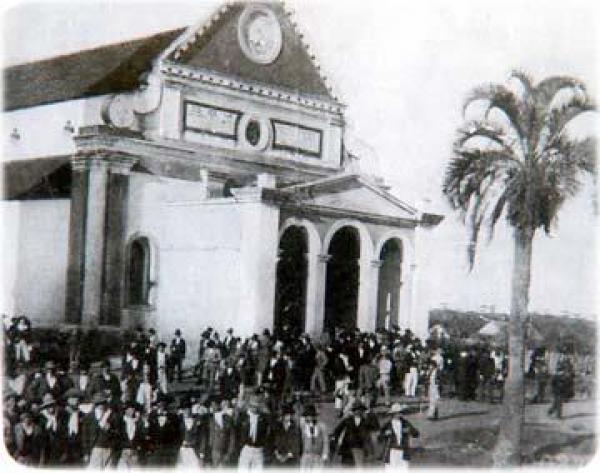 Imigrantes italianos junto à igreja São José em 1891 ano de inauguração da Igreja