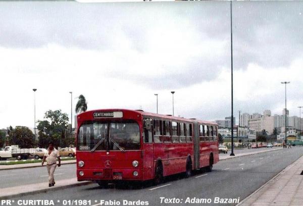 Ônibus articulado passando pela rodoviária em 1981.